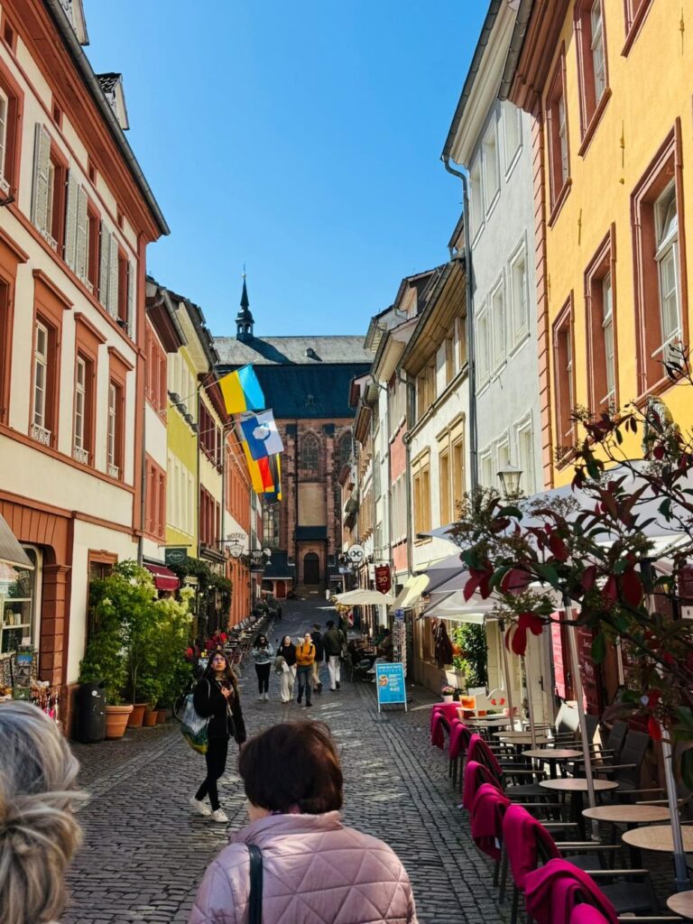 Gemütliche Gasse mit Café in der Heidelberger Altstadt